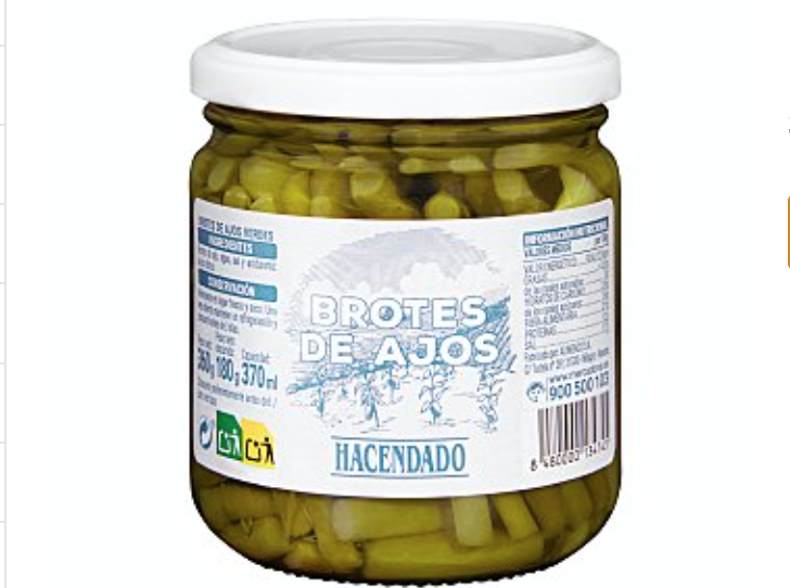 Ajetes tiernos con huevos a la plancha y pure de verduras.